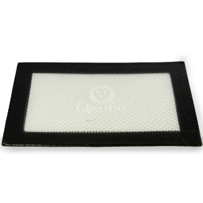Tapete rectangular branco com borda preta e logótipo ao centro