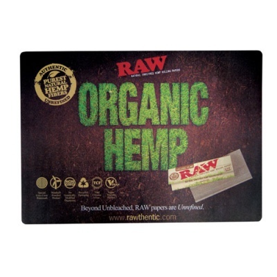 Tapete promocional RAW Organic Hemp com texto verde e vermelho e selo amarelo sobre fundo marrom