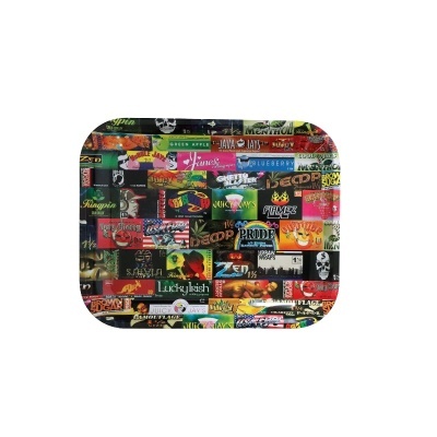 Tabuleiro retangular colorido com várias etiquetas de marcas e sabores