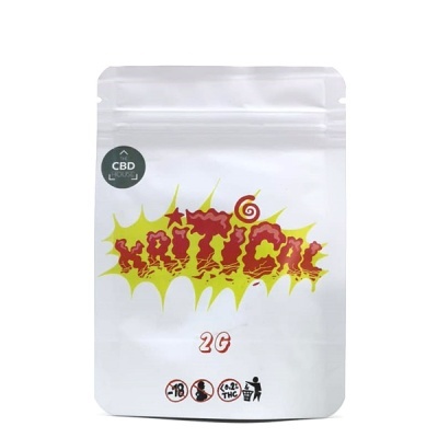 Embalagem branca zip lock com design amarelo e vermelho e texto MÍTICO e THE CBD HOUSE