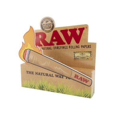 Expositor de papeis para enrolar RAW em cartão castanho com letras vermelhas e pretas e ilustração de cigarro