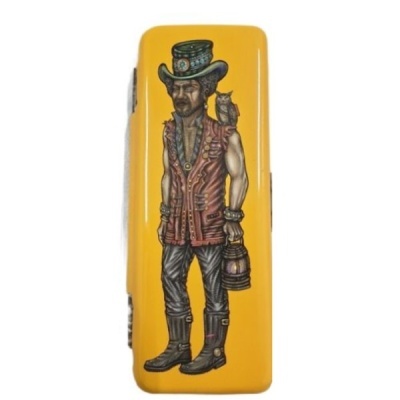 Estojo amarelo com ilustração de homem de chapéu alto e coruja no ombro