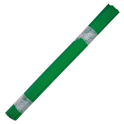 Conjunto de varas verdes agrupadas com fita adesiva sobre fundo branco