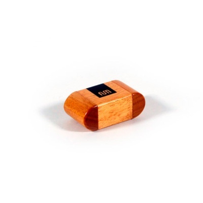 Caixa pequena em madeira com cantos arredondados e etiqueta preta com texto laranja