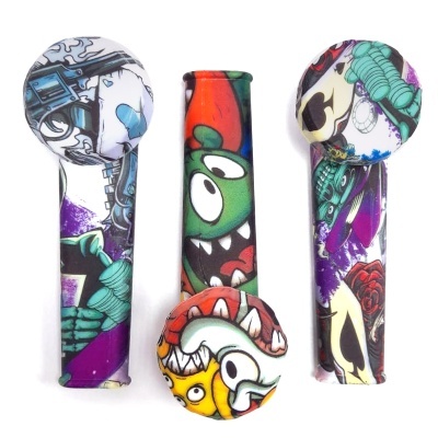 tubos de vidro coloridos com padrões de graffiti e personagens cartunescos