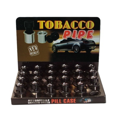 Expositor de caixas redondas pretas com título TOBACCO PIPE e imagem de carro