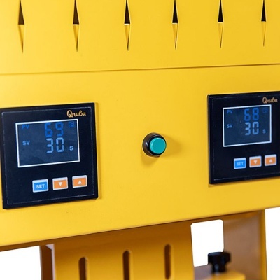Painel de controle amarelo com dois ecrãs digitais e botão verde