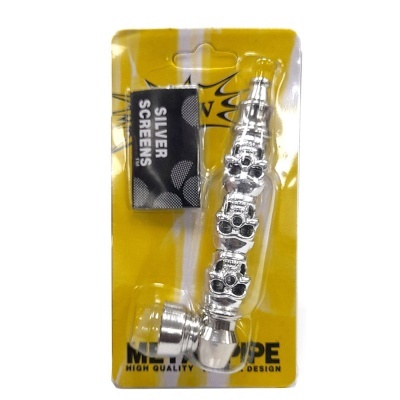 Cachimbo de metal prateado com caveiras numa embalagem amarela