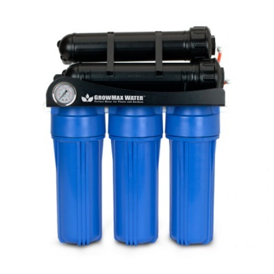 Sistema de filtragem de água com filtros azuis e pretos e manómetro