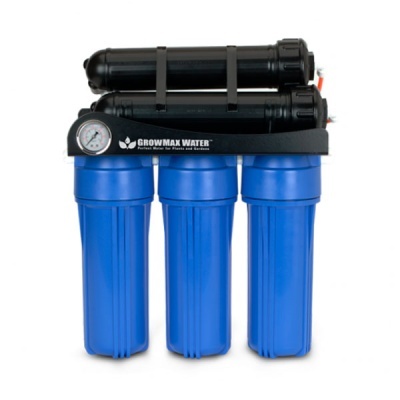 Sistema de filtração de água azul e preto com manómetro e texto GROWMAX WATER.