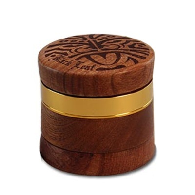 Recipiente de madeira com tampa decorada e faixa dourada