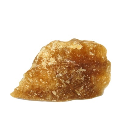 Mineral amarelado com textura cristalina