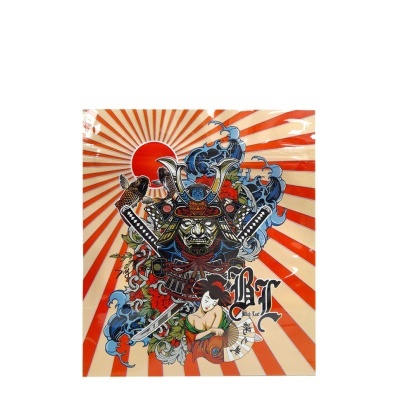 Ilustração colorida de samurai, peixes koi e figura feminina com fundo de raios laranja e creme.