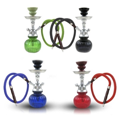 Quatro narguilés coloridos com bases de vidro e tubos flexíveis