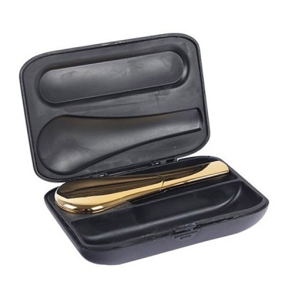Estojo preto com dispositivo metálico dourado brilhante dentro