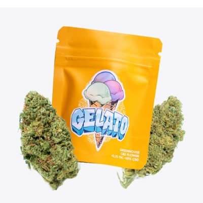 Flor de cannabis ao lado de embalagem amarela de Gelato CBD