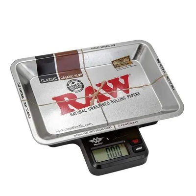 Balança digital com tabuleiro metálico com logotipo RAW vermelho.