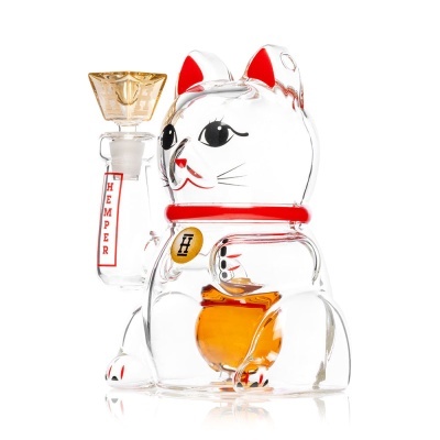 Gato da sorte Maneki Neko de vidro transparente com detalhes vermelhos e tubo com texto HEMPER