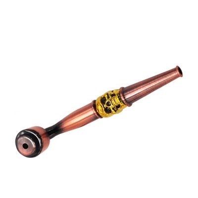 Cachimbo metálico cobre com caveira dourada em fundo branco