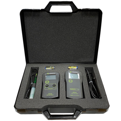 Maleta preta com dispositivos eletrónicos e acessórios organizados em espuma interior