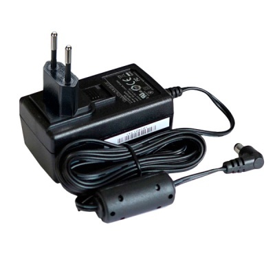 Carregador elétrico preto com ficha europeia e cabo com filtro de ferrite