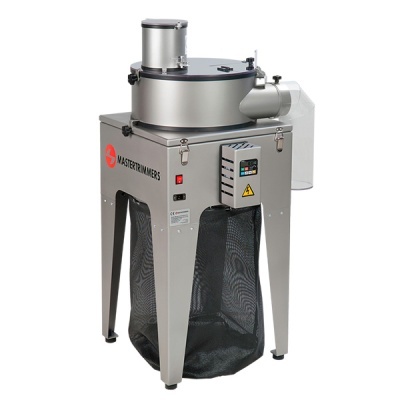 Máquina industrial MASTERTRIMMERS em metal cinzento com saco de malha preta