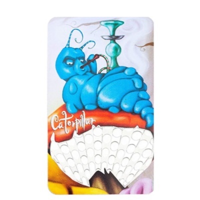 Capa de telemóvel com ilustração de uma lagarta azul a fumar