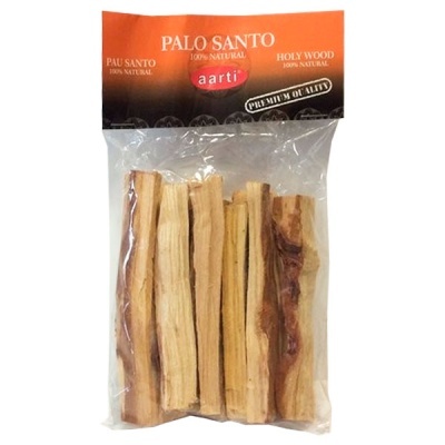 Pacote de madeira Palo Santo natural em embalagem plástica com rótulo vermelho e preto