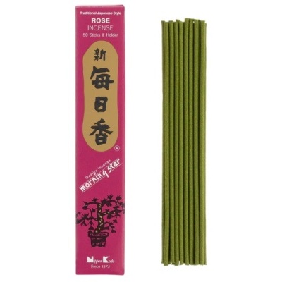 Pacote rosa de incenso tradicional japonês e varetas verdes alinhadas