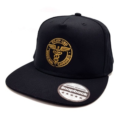 Boné preto snapback com bordado dourado e etiqueta redonda branca