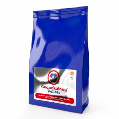 Embalagem azul de pellets Guanokalong com etiqueta branca e texto em vermelho e azul