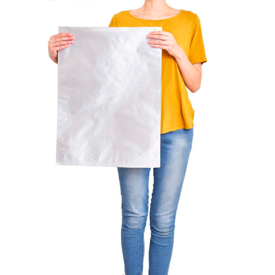 Pessoa com saco plástico branco opaco quadrado