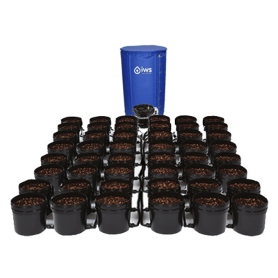 Vasos pretos com terra e tanque azul com logo ews