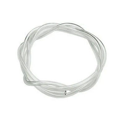 Tubo flexível transparente enrolado em fundo branco