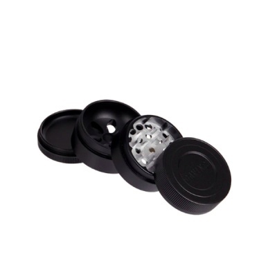Moedor preto para ervas com quatro partes desmontadas