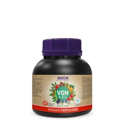 Frasco preto com tampa roxa de fertilizante vegano ATAMI VGN com etiqueta bege e ilustrações