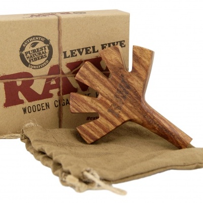 Massajador de madeira castanha com bolsa de tecido e caixa de cartão RAW.