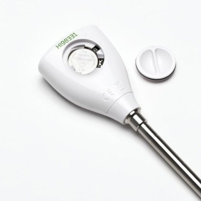 Sensor ou termómetro com corpo branco, haste metálica e bateria visível.