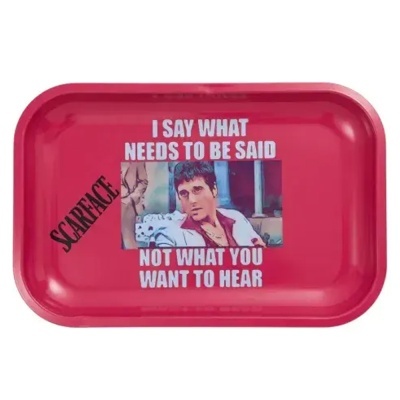 Tabuleiro cor-de-rosa com imagem e texto do filme Scarface