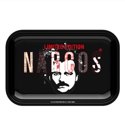 Tabuleiro preto de metal com impressão Narcos Limited Edition e rosto masculino