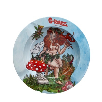Prato redondo ilustrado com personagem feminina ruiva, folhas verdes e cogumelos vermelhos com pintas brancas.