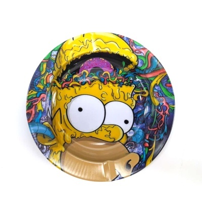 Prato cerâmico decorativo com ilustração colorida de personagem amarelo com olhos grandes.