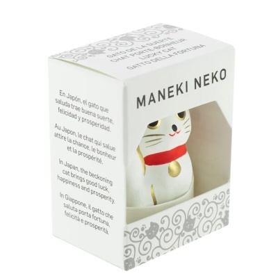 Embalagem branca com gato Maneki Neko branco com colar vermelho e detalhes dourados visível na parte frontal.