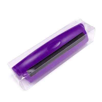 Rolo removedor de pelos de roupa roxo com superfície preta em embalagem plástica