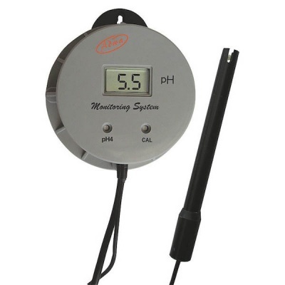 Medidor digital de pH cinzento com sonda preta e visor a mostrar 5.5 pH