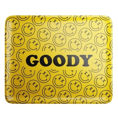 Tabuleiro amarelo com padrão de carinhas e texto GOODY