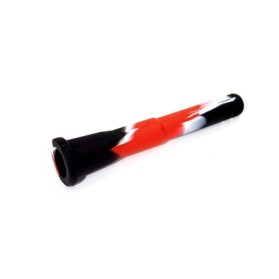 Peça tubular colorida em vermelho, branco e preto sobre superfície branca