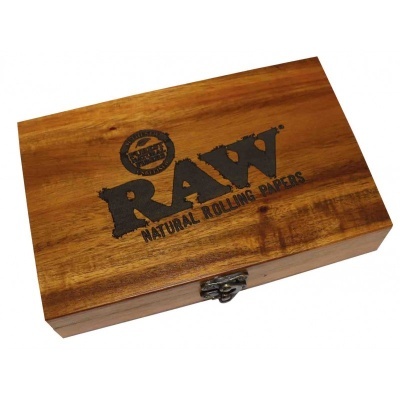 Caixa de madeira castanha com texto RAW NATURAL ROLLING PAPERS