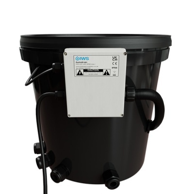 Recipiente preto cilíndrico com painel branco AutoDrain e conexões
