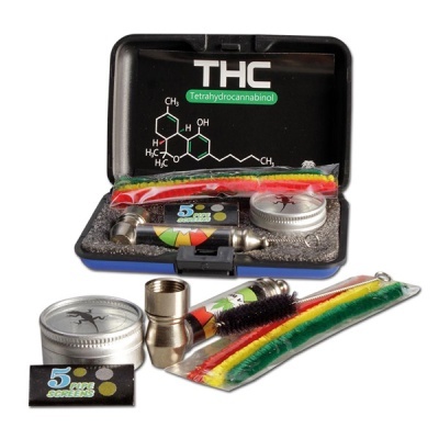 Conjunto de acessórios para fumar com caixa preta, grinder metálico, cachimbo, maçarico e escovas coloridas.